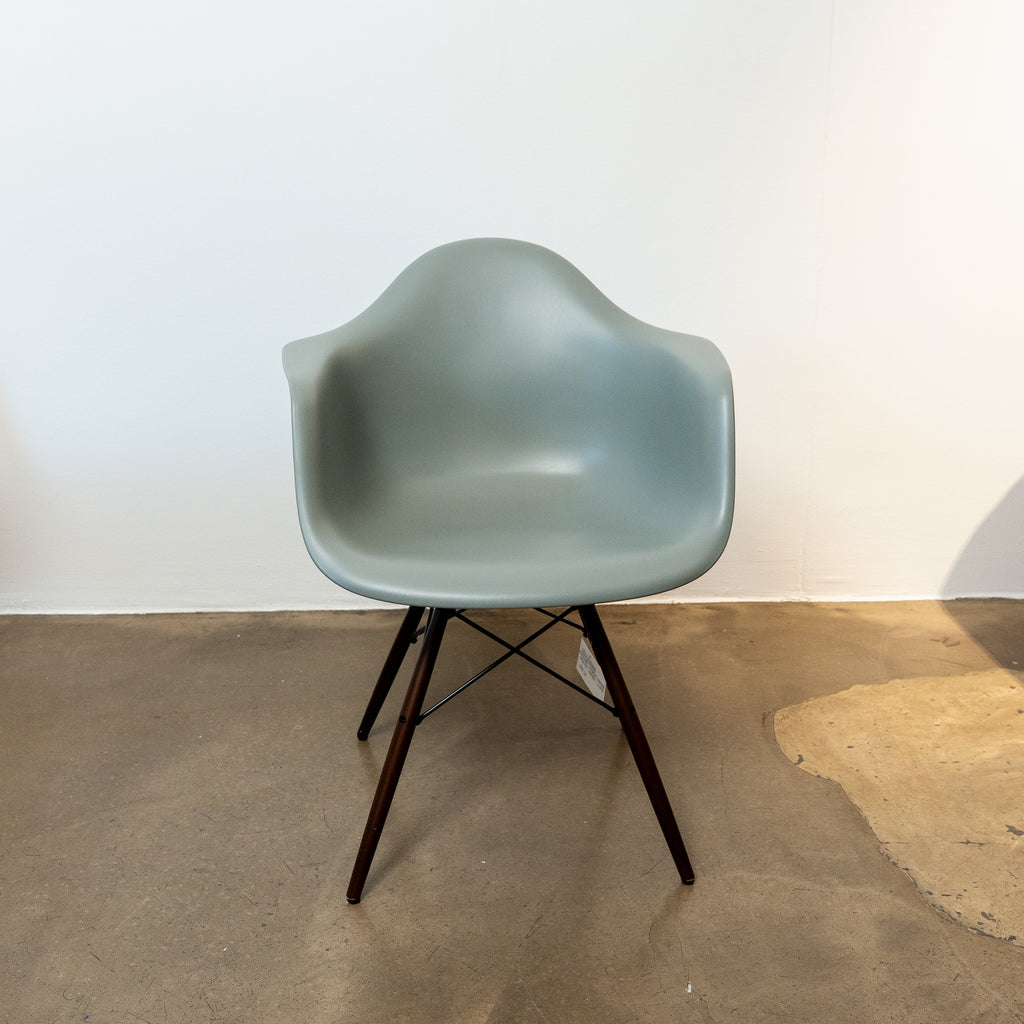 Eames Plastic Armchair DAW