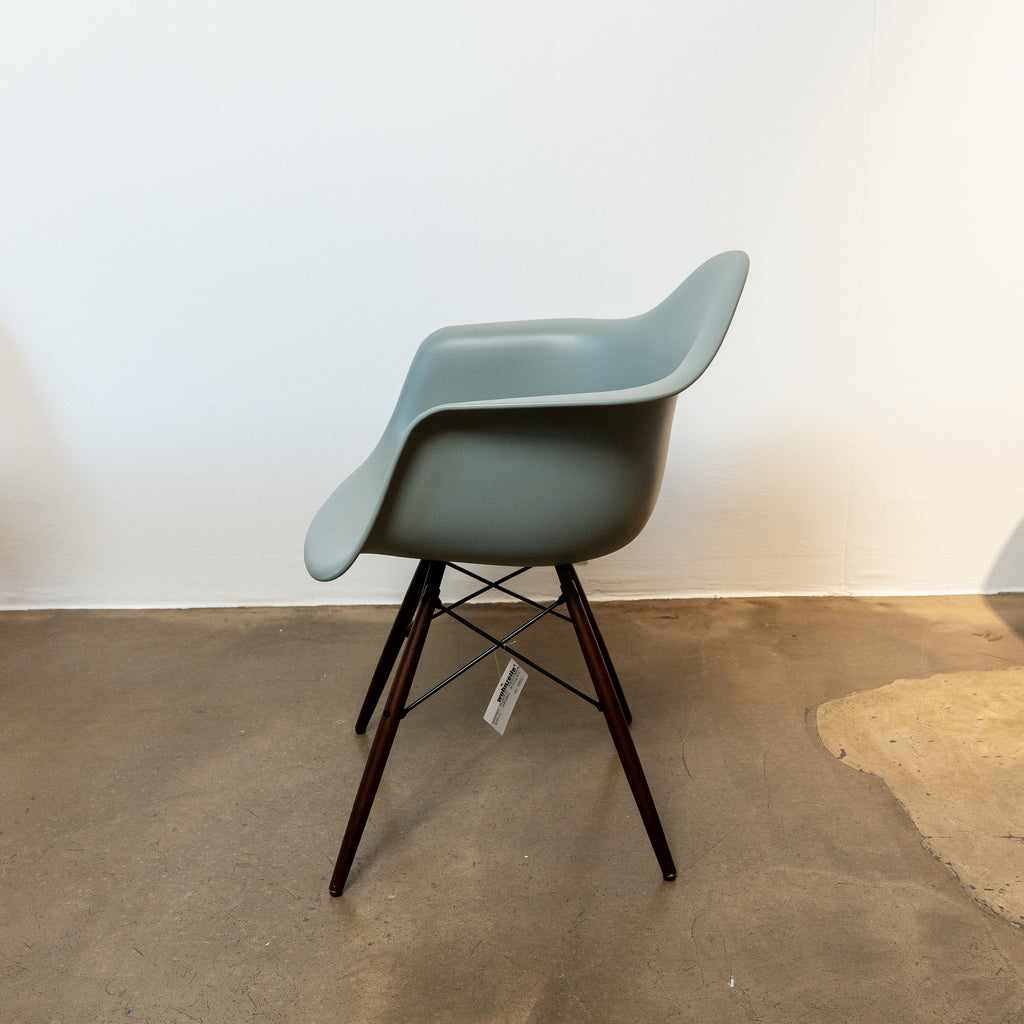 Eames Plastic Armchair DAW
