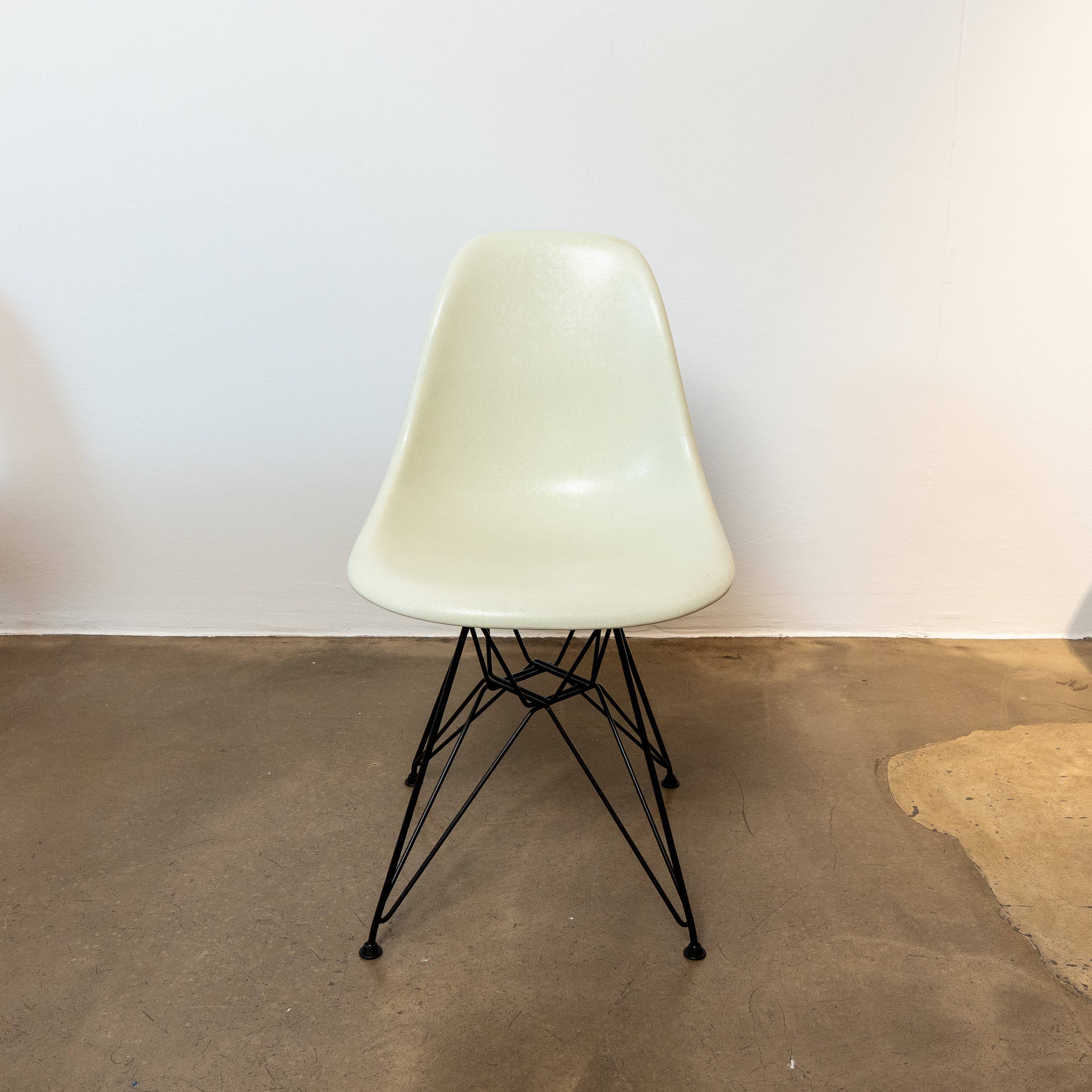Eames Fiberglas Sidechair DSR Parchment