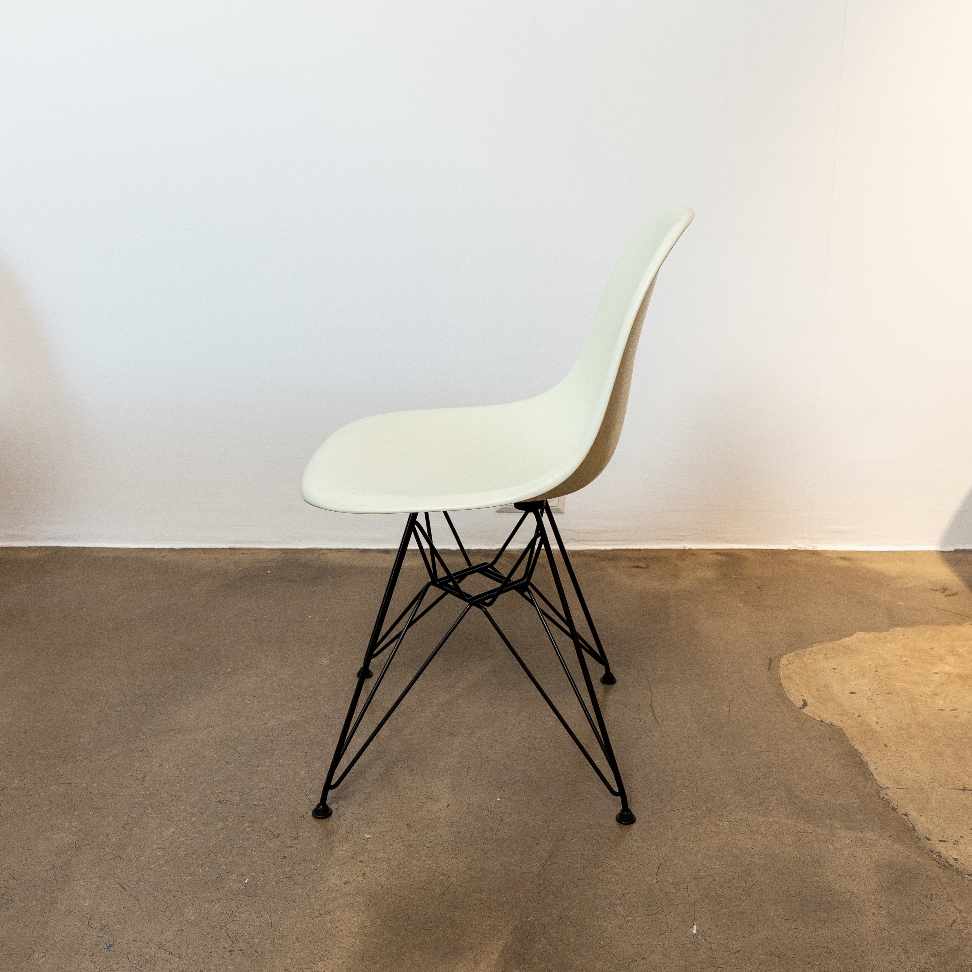 Eames Fiberglas Sidechair DSR Parchment