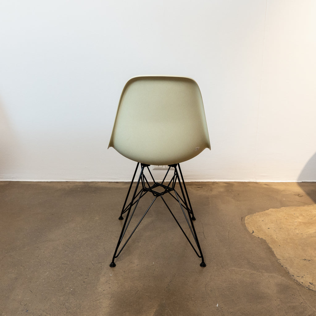 Eames Fiberglas Sidechair DSR Parchment