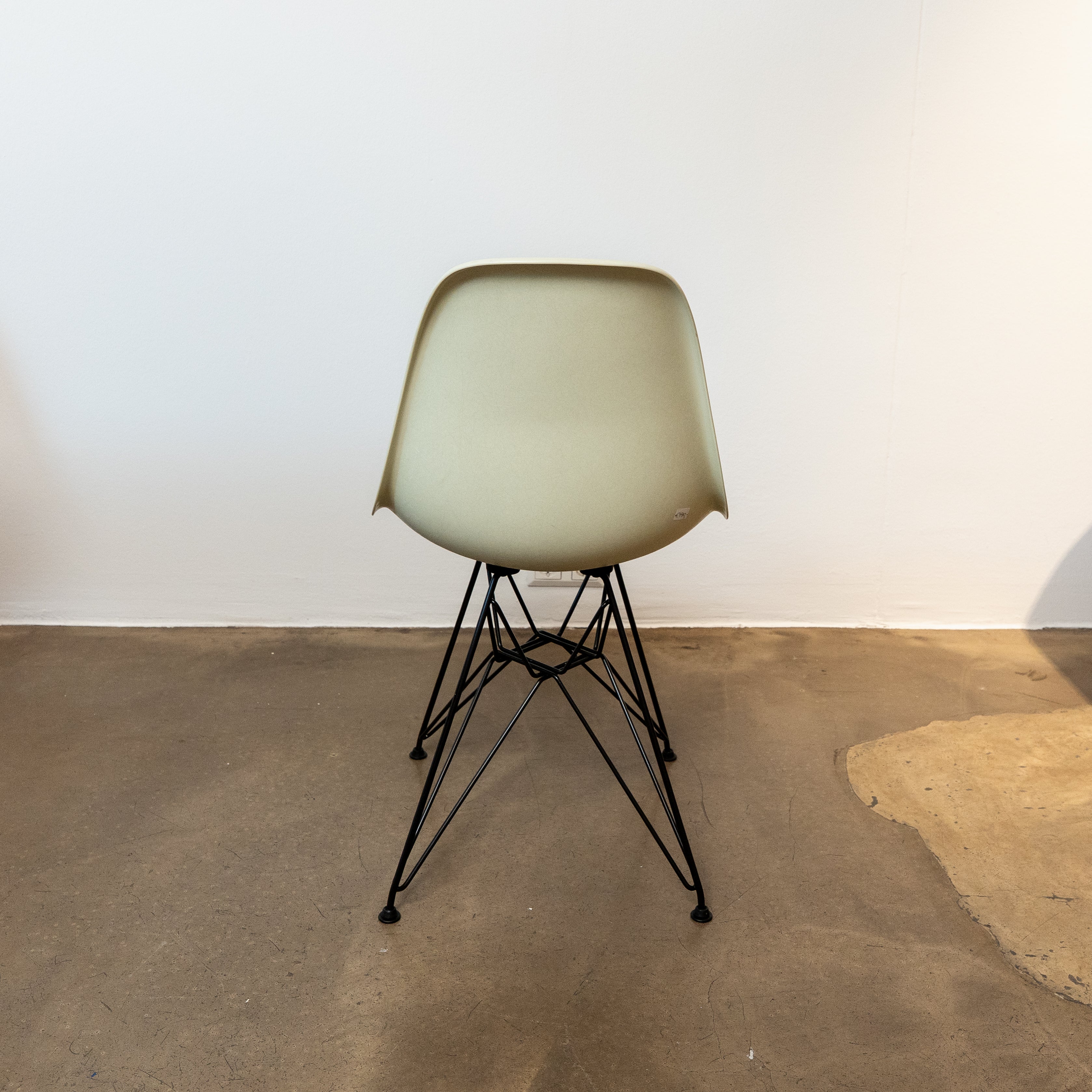 Eames Fiberglas Sidechair DSR Parchment