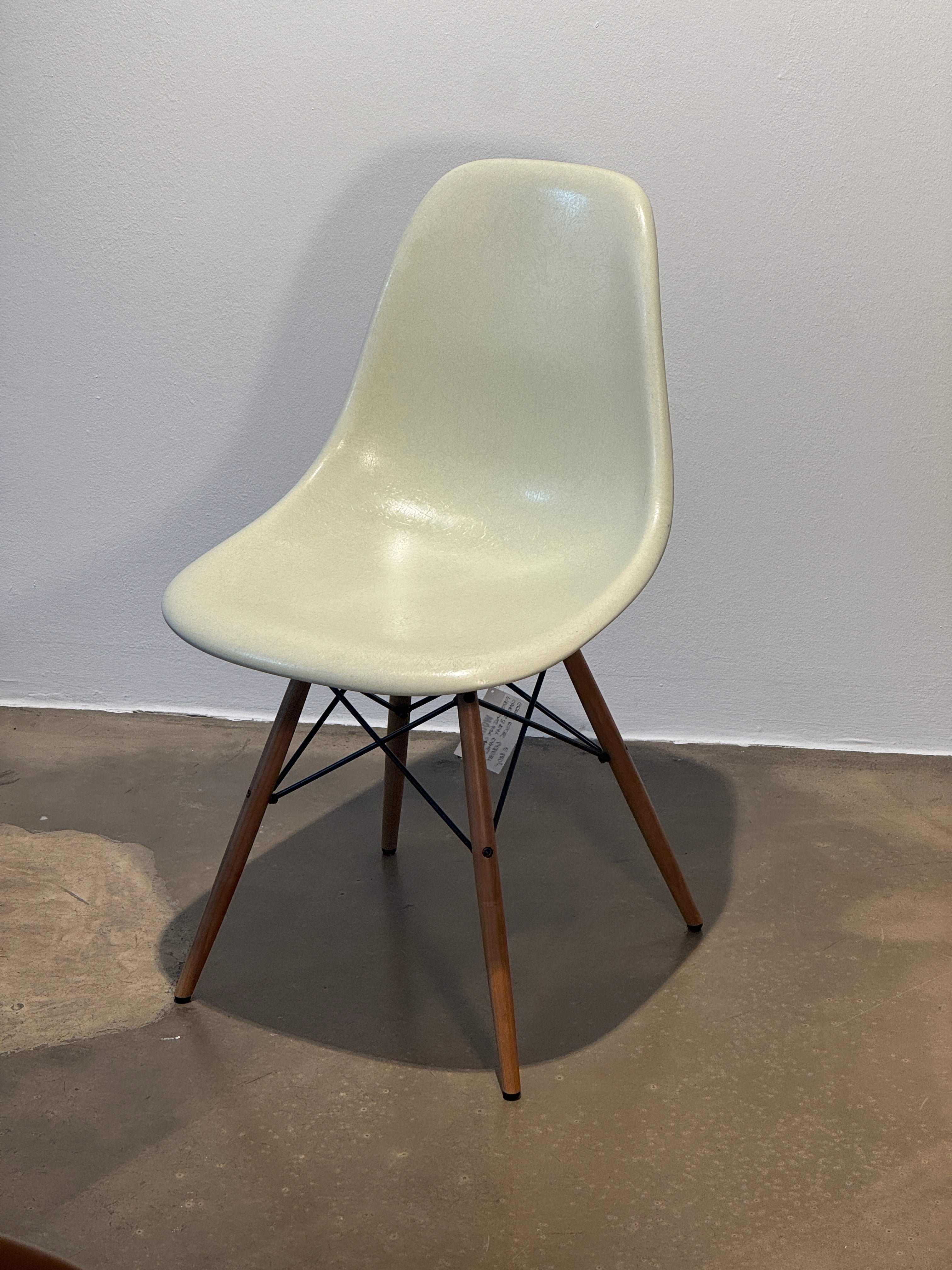 Eames Fiberglas Sidechair DSW Parchment