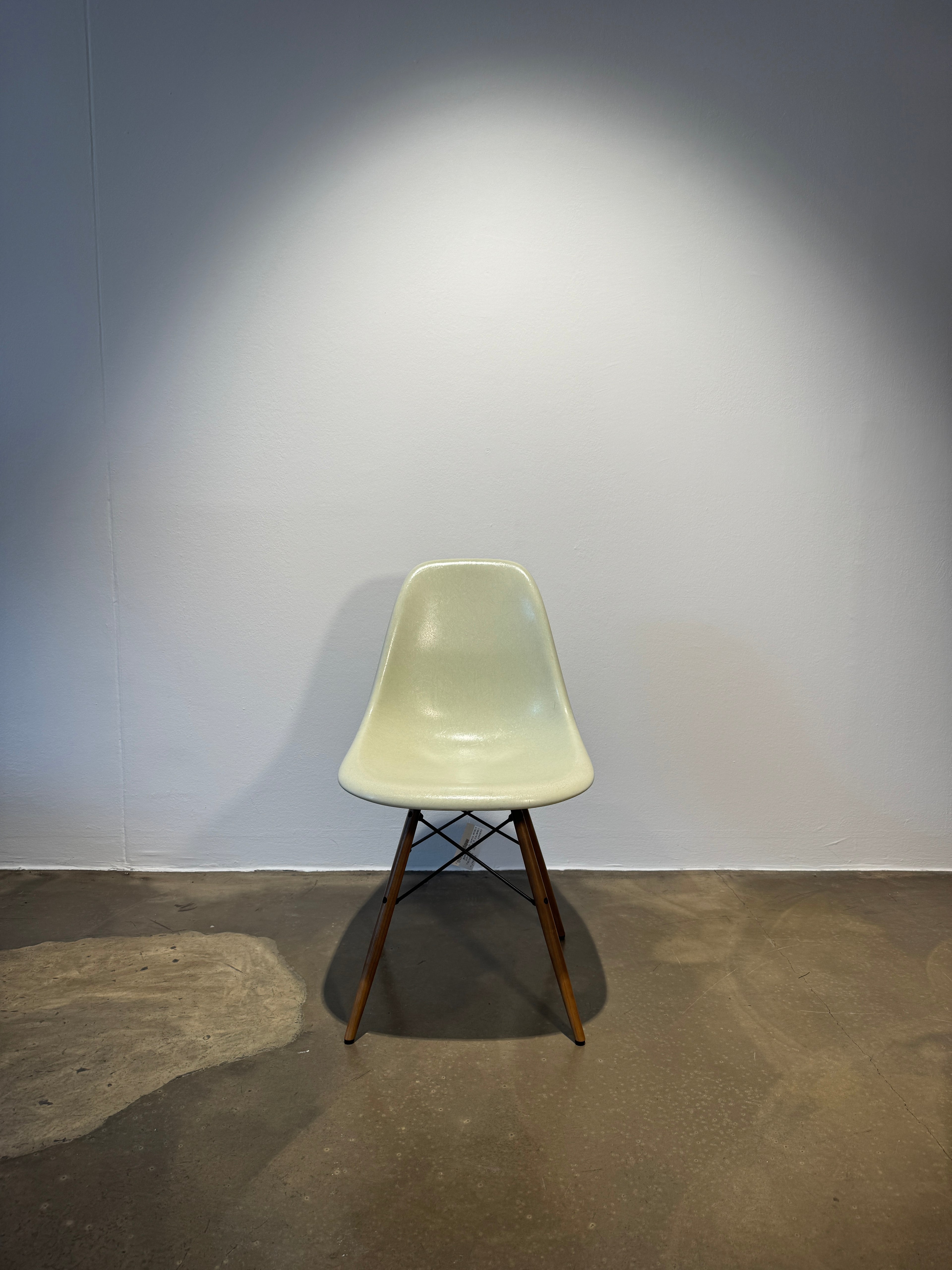 Eames Fiberglas Sidechair DSW Parchment