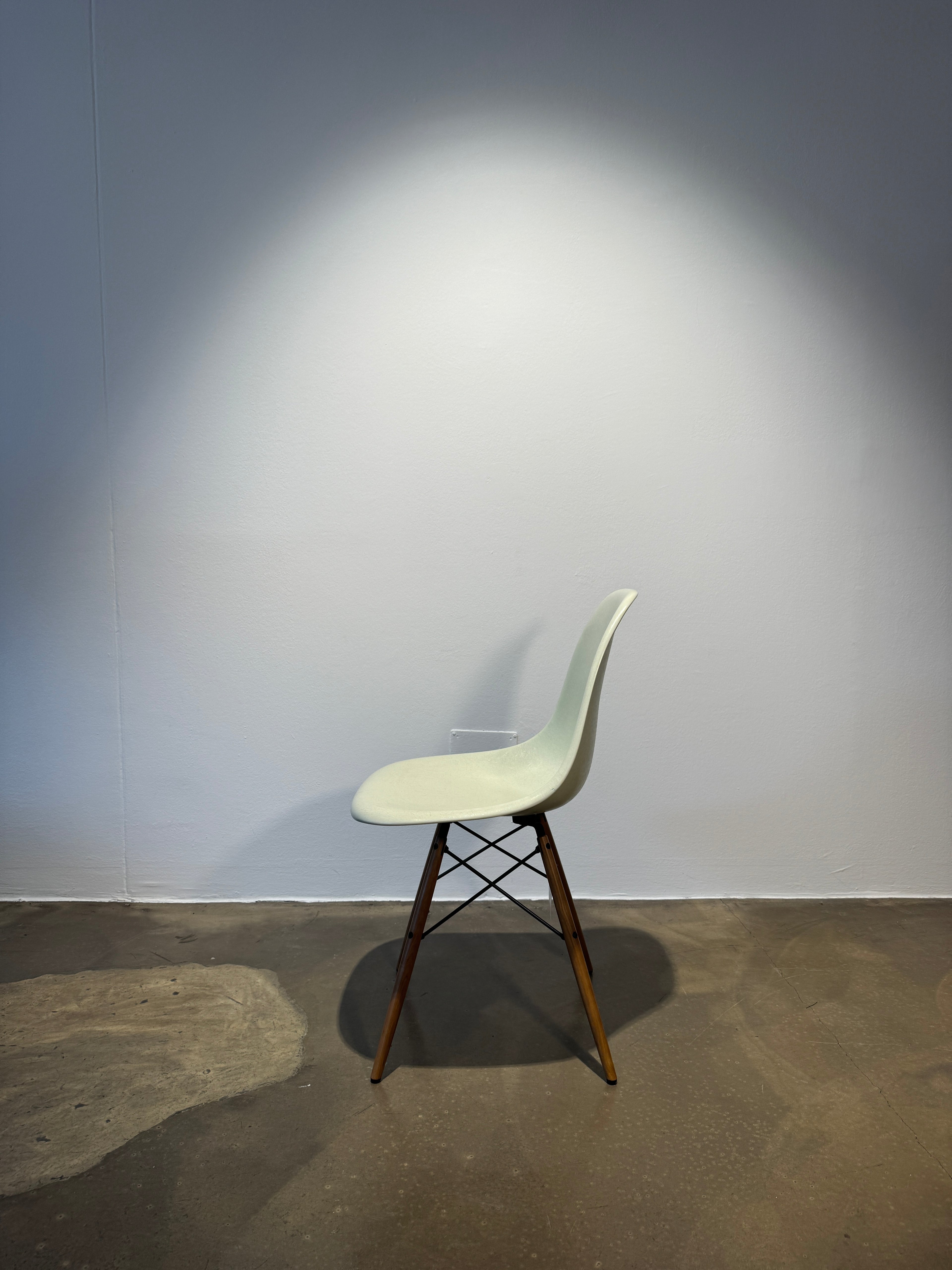 Eames Fiberglas Sidechair DSW Parchment