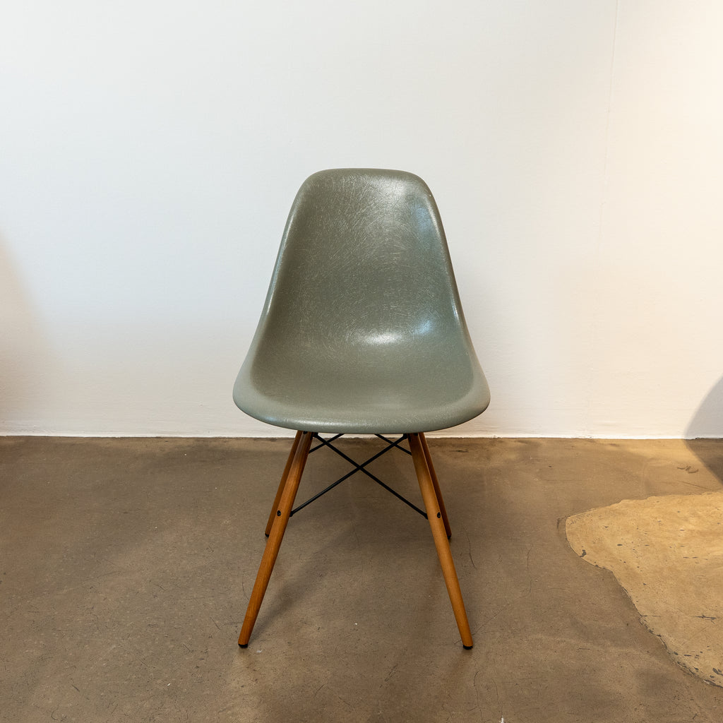 Eames Fiberglas Sidechair DSW Umber
