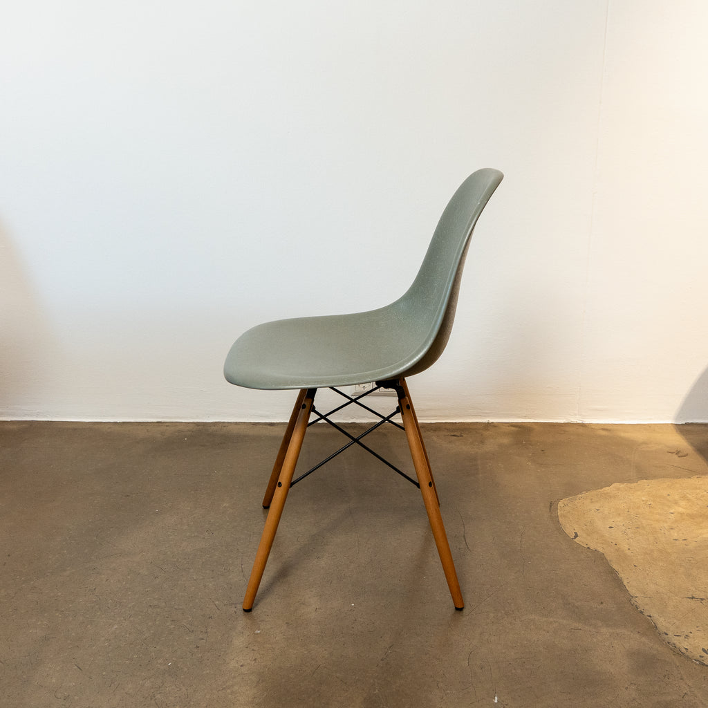 Eames Fiberglas Sidechair DSW Umber