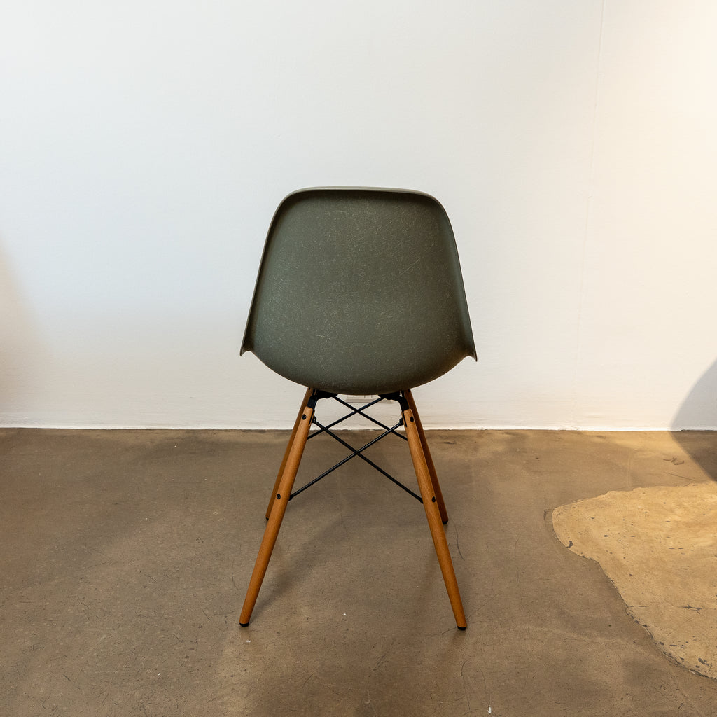 Eames Fiberglas Sidechair DSW Umber