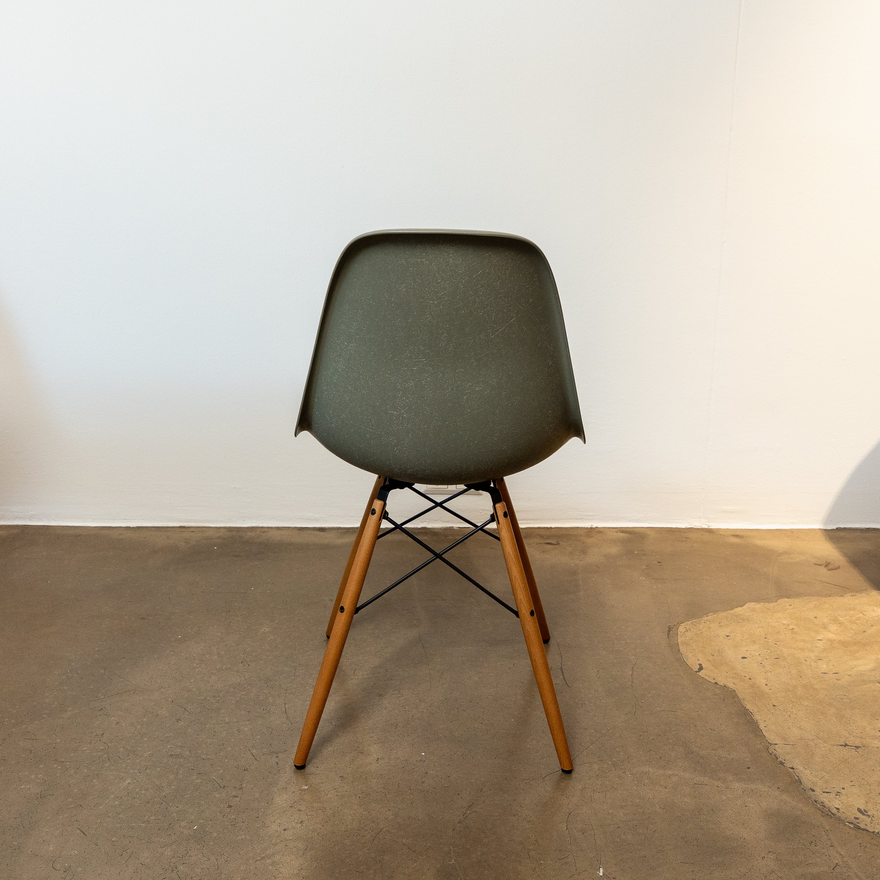 Eames Fiberglas Sidechair DSW Umber